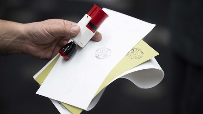 Seçmen demokrasi için direniyor